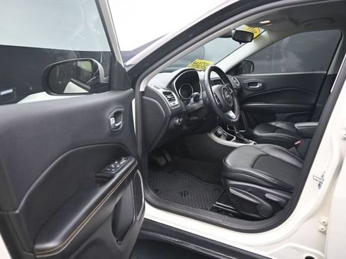 Used 2018 Jeep Compass Latitude w/ Cold Weather Group AWD/4WD image 12