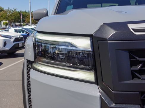 Used 2025 Nissan Frontier PRO-4X AWD/4WD image 3