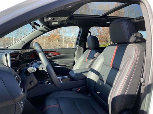 Used 2024 Chevrolet Traverse RS image 21