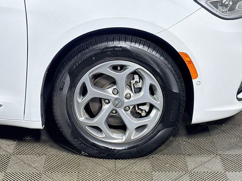 Used 2023 Chrysler Pacifica Limited w/ Uconnect Theater Family Group image 23