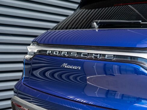 Certified 2022 Porsche Macan AWD/4WD image 23