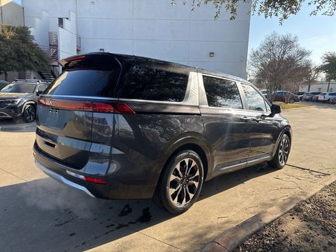 Used 2024 Kia Carnival EX image 5