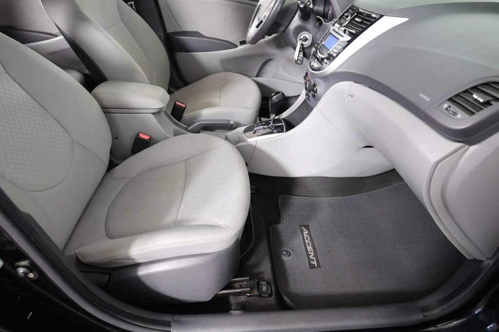 Used 2012 Hyundai Accent SE FWD image 26