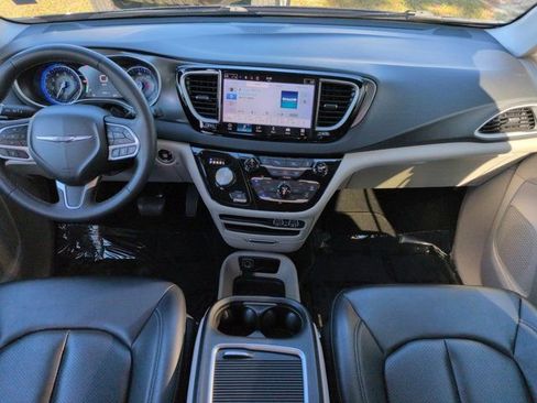 Used 2023 Chrysler Pacifica Touring-L FWD image 14