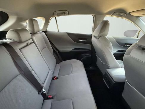 Used 2022 Toyota Venza LE image 9