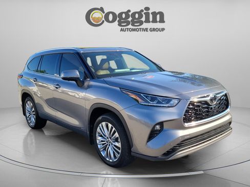 Certified 2025 Toyota Highlander Platinum AWD/4WD image 7