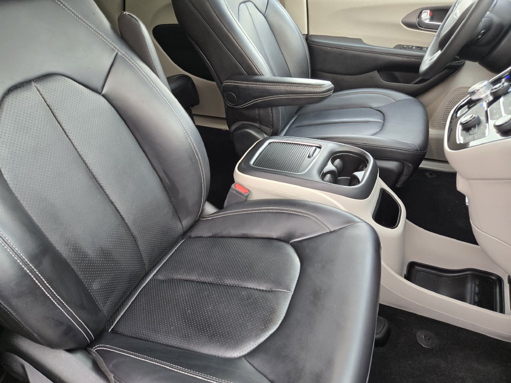Used 2024 Chrysler Pacifica Touring-L FWD image 22