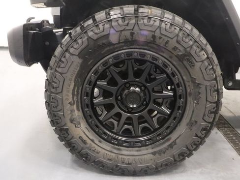 Used 2025 Jeep Gladiator Sport AWD/4WD image 14