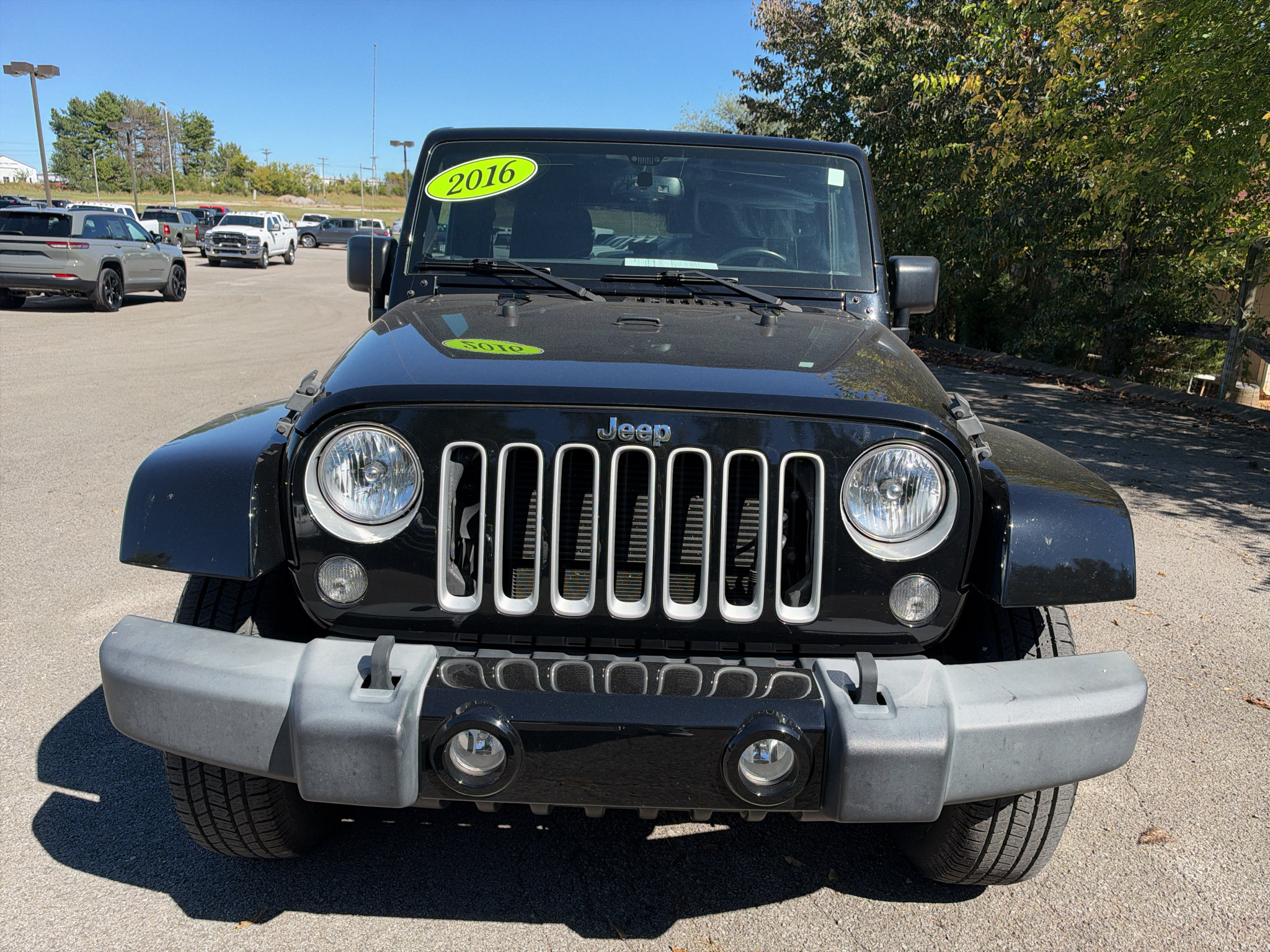 Used 2016 Jeep Wrangler Unlimited Sahara w/ Dual Top Group AWD/4WD image 2