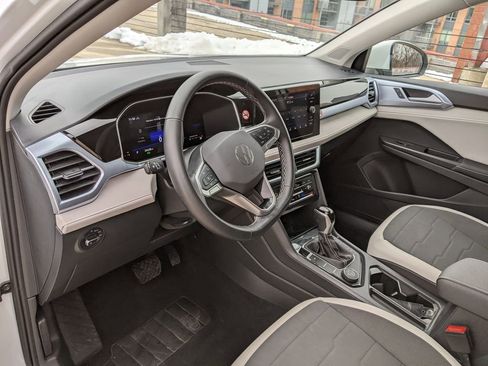 Certified 2025 Volkswagen Taos SE image 8