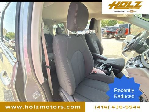 Used 2020 Chrysler Pacifica Touring FWD image 26