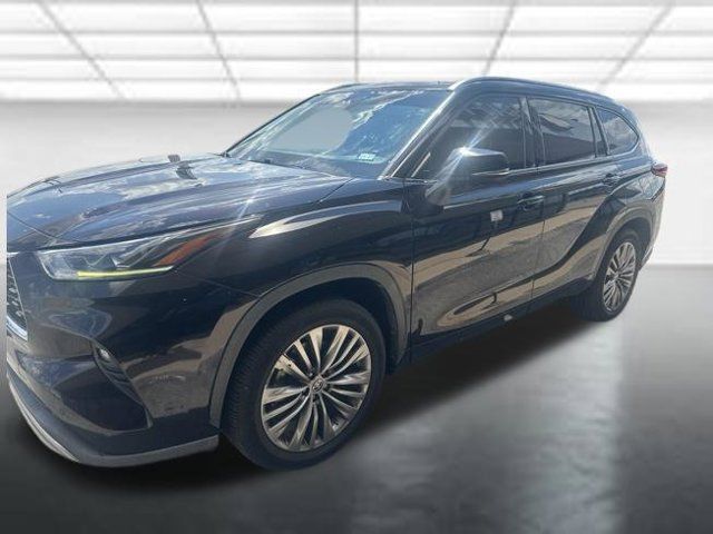 Used 2021 Toyota Highlander Platinum FWD image 2