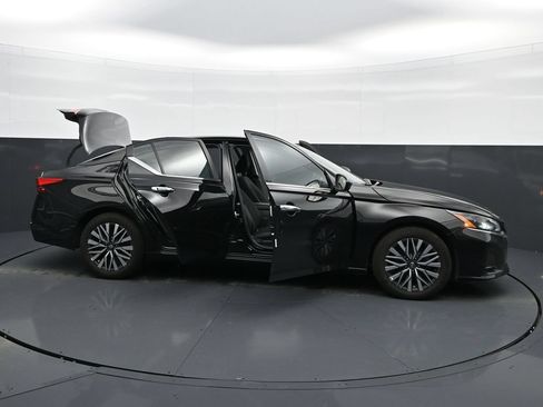 Used 2025 Nissan Altima 2.5 SV FWD image 42