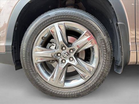 Used 2018 Toyota Highlander Limited Platinum AWD/4WD image 9