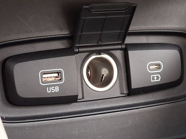 Used 2023 Hyundai Venue SEL FWD image 23