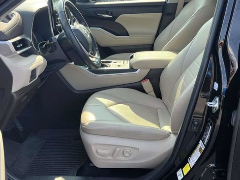 Used 2022 Toyota Highlander XLE FWD image 13