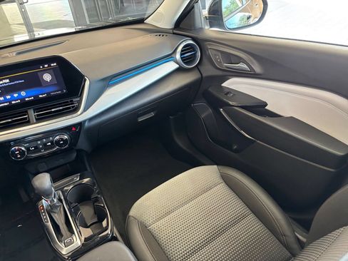 Used 2025 Chevrolet Trax LT FWD image 33