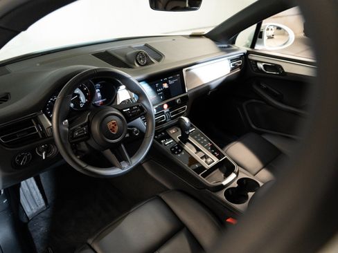Certified 2026 Porsche Macan AWD/4WD image 4