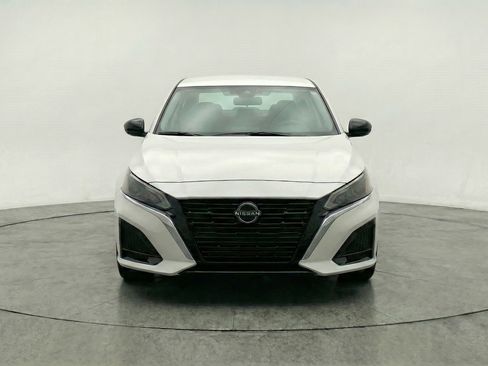 Used 2025 Nissan Altima 2.5 SV FWD image 2
