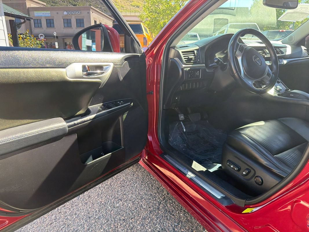 Used 2013 Lexus CT 200h w/ Premium Pkg w/Navigation FWD image 9