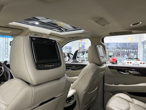 Used 2016 Cadillac Escalade Luxury image 14