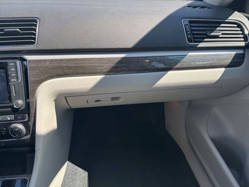 Used 2018 Volkswagen Passat 2.0T SE FWD image 17