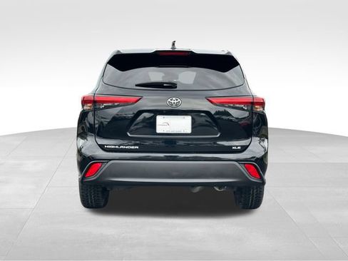Used 2021 Toyota Highlander XLE FWD image 4