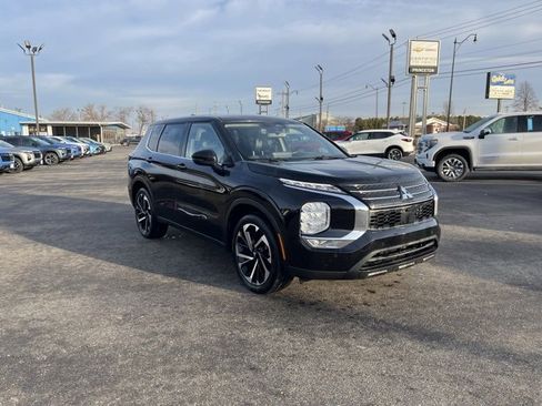 Used 2023 Mitsubishi Outlander SE image 1