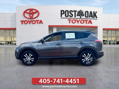 Used 2017 Toyota RAV4 LE FWD image 3