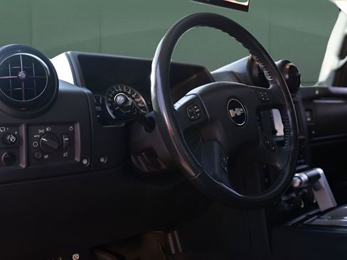 Used 2005 HUMMER H2 Base w/ Preferred Equipment Group image 23