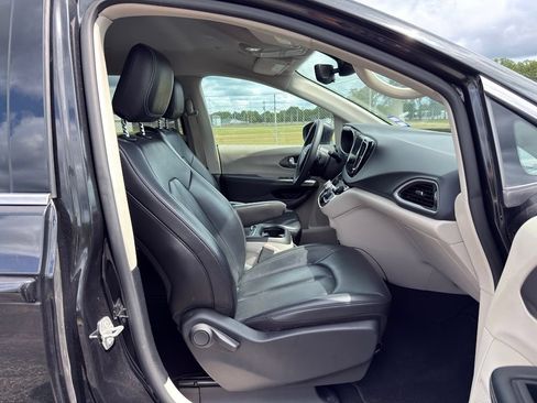 Used 2023 Chrysler Pacifica Touring-L FWD image 30