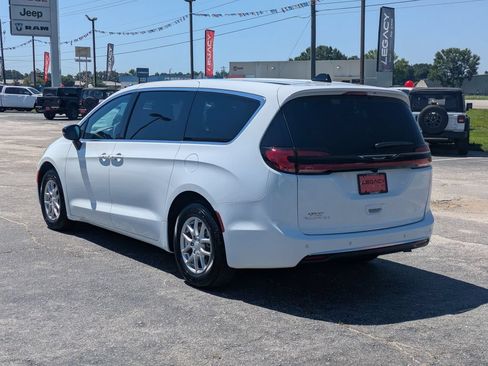 New 2027 Chrysler Pacifica Select w/ Family Tech Group FWD image 5