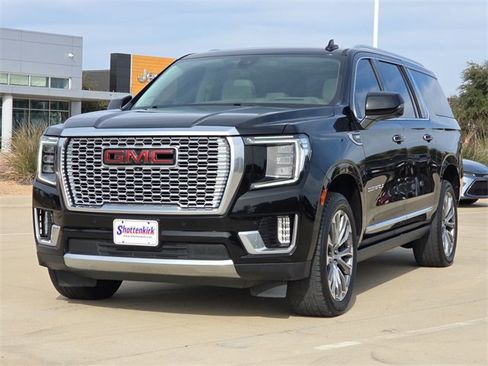 Used 2021 GMC Yukon XL Denali w/ Denali Premium Package image 3
