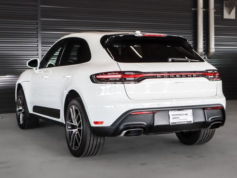 Certified 2025 Porsche Macan image 3