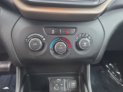 Used 2015 Jeep Cherokee Sport FWD image 21