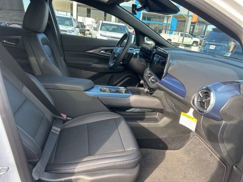 New 2026 Chevrolet Equinox EV LT image 32