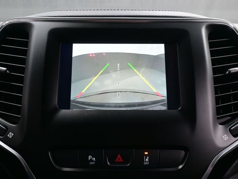 Used 2021 Jeep Cherokee Latitude Lux w/ Mopar Interior Package image 17