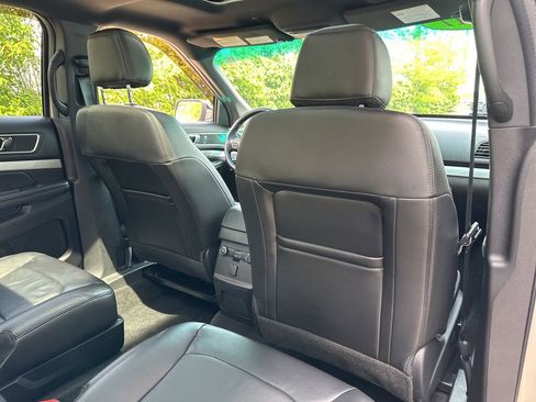 Used 2017 Ford Explorer XLT w/ Equipment Group 202A AWD/4WD image 24