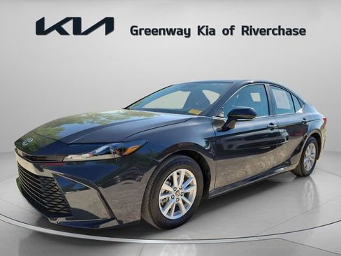 Used 2025 Toyota Camry LE image 3