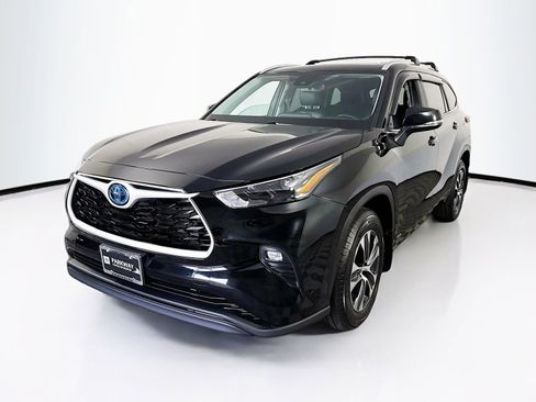 Used 2023 Toyota Highlander XLE AWD/4WD image 3