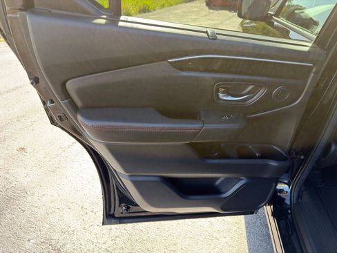 Used 2025 Honda Pilot Black Edition image 32