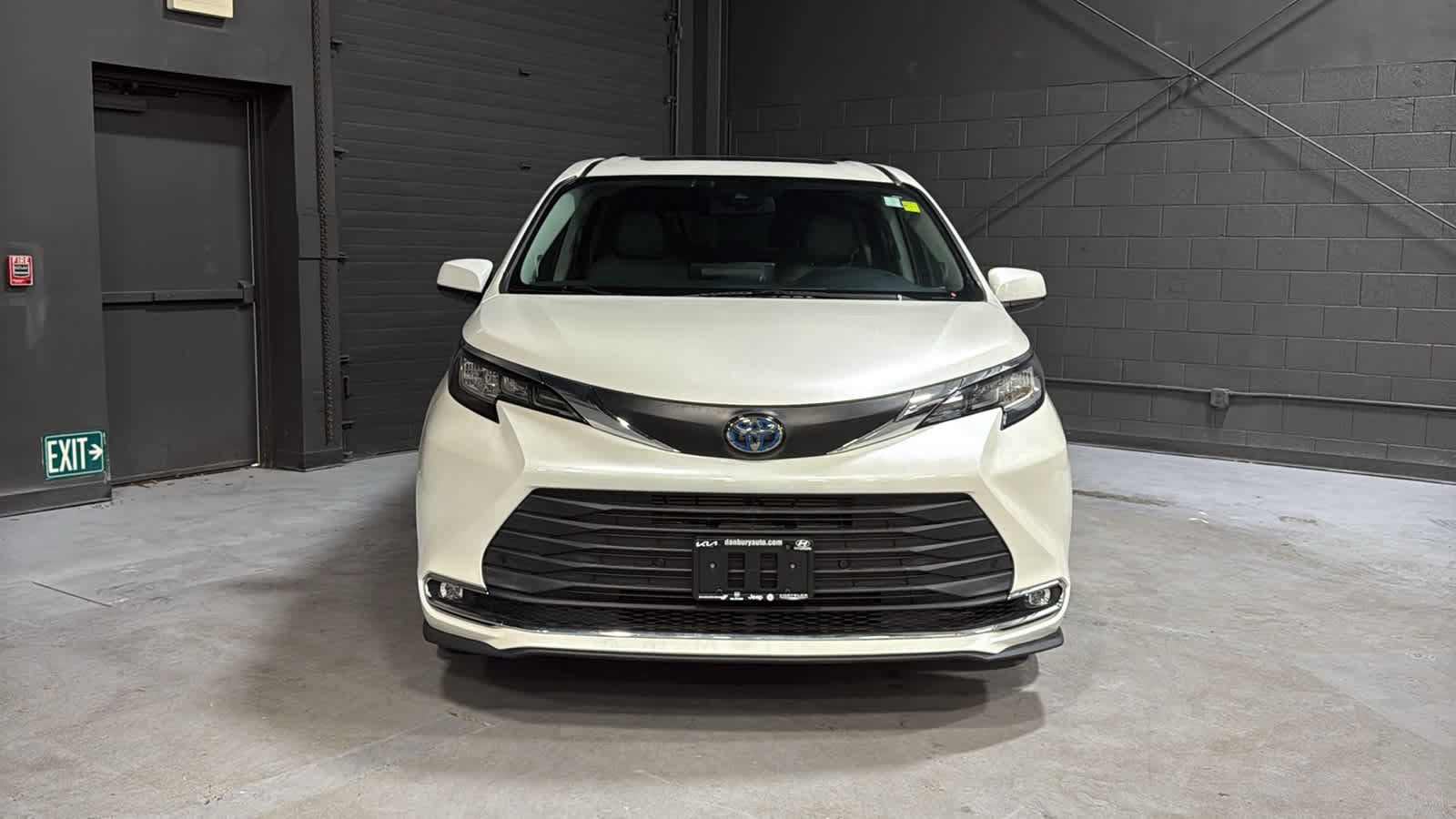 Used 2021 Toyota Sienna XLE w/ XLE Plus Package AWD/4WD image 2