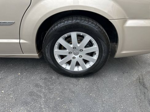 Used 2016 Chrysler Town & Country Touring FWD image 3