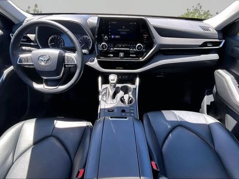 Used 2023 Toyota Highlander XLE FWD image 14