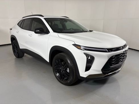 Used 2025 Chevrolet Trax ACTIV w/ Driver Confidence Package image 2