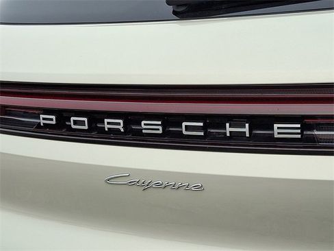 Used 2025 Porsche Cayenne w/ Premium Package Plus image 35