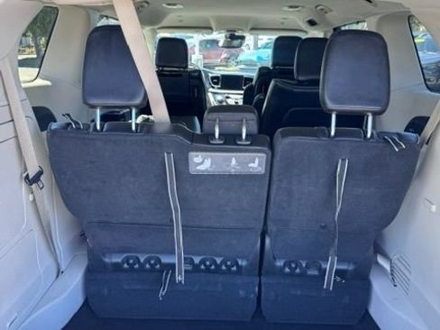 Used 2018 Chrysler Pacifica Limited w/ Advanced Safetytec Group FWD image 13