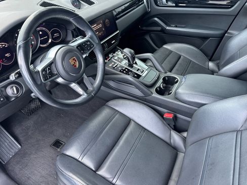 Used 2023 Porsche Cayenne Platinum Edition image 4