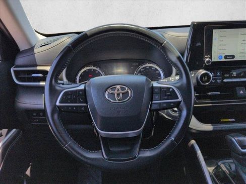 Used 2023 Toyota Highlander XLE FWD image 15