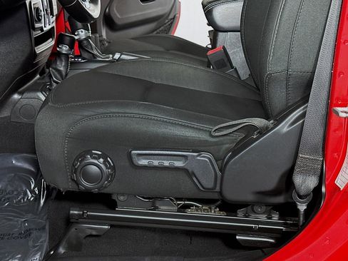 Used 2020 Jeep Wrangler Unlimited Sahara image 27